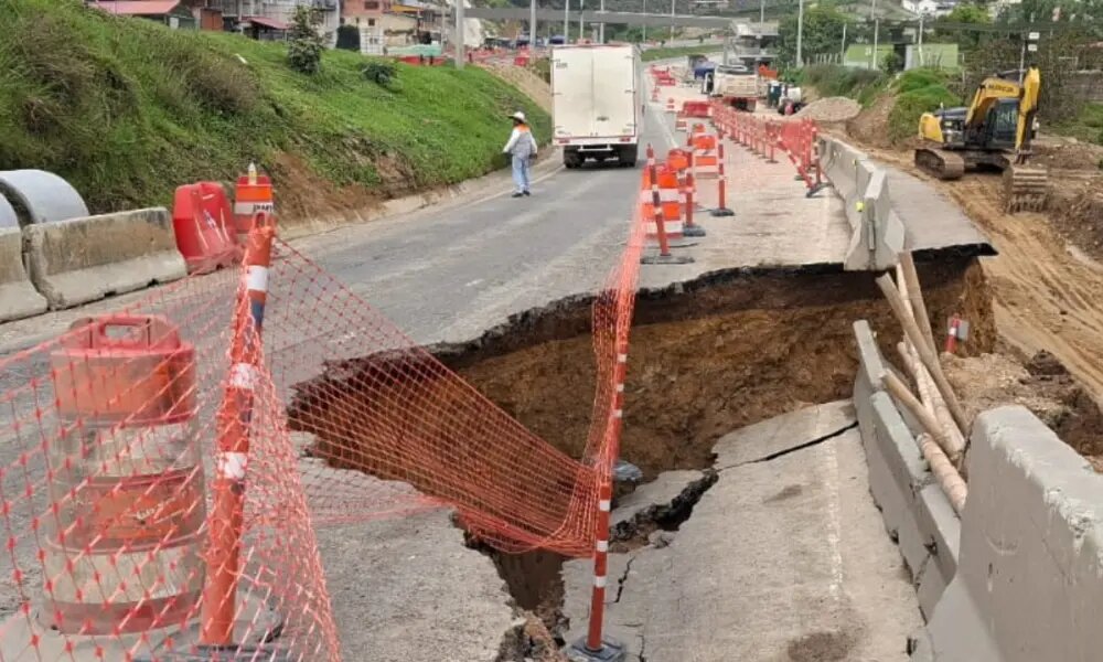 Gigantesco cráter afecta la calzada Girardot - Bogotá