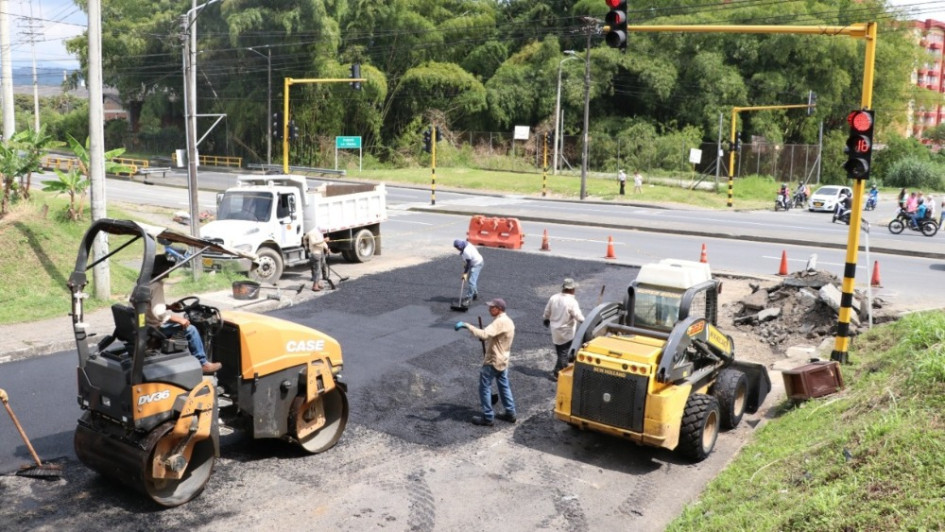 Inician reparcheos en la Avenida Simón Bolívar en Dosquebradas