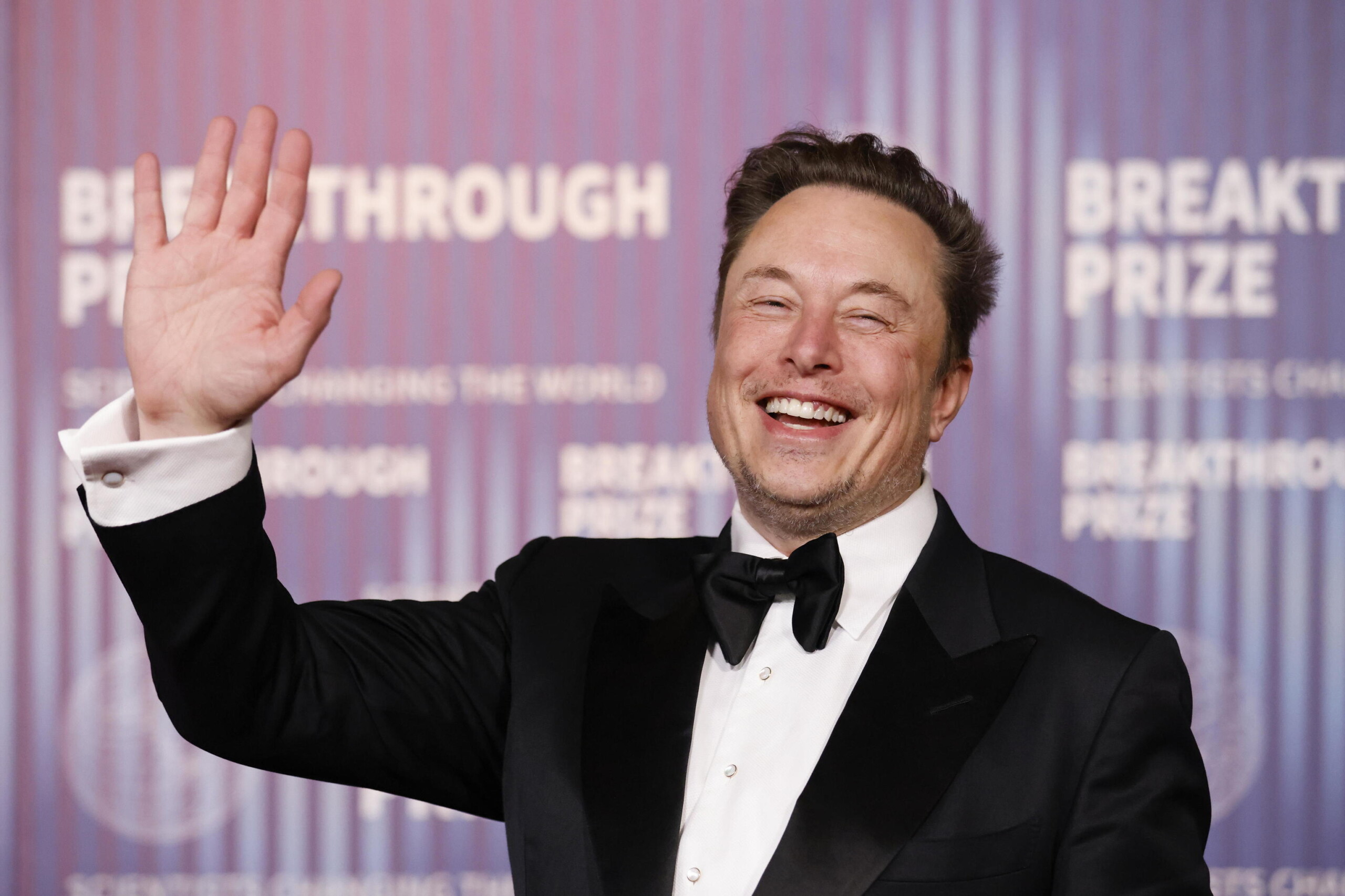 Falsa declaración de Elon Musk sobre banderas LGBT en aulas
