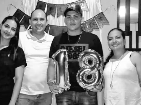 Sicario que atacó a familia se habría camuflado entre los religiosos