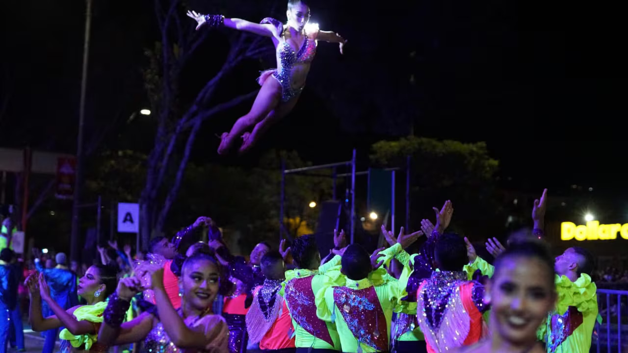 Ritmo, alegría y cultura en el desfile inaugural en la Feria de Cali