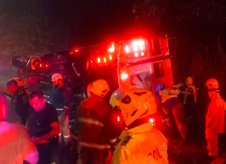 Accidente de bus escalera en Girardota deja dos muertos