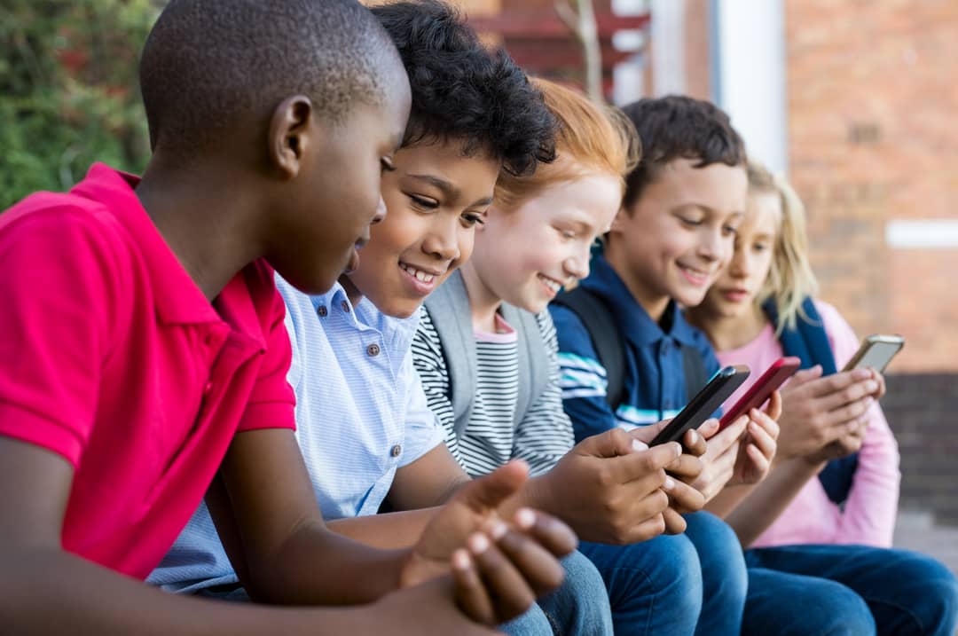 MinTIC apoya regular redes sociales para menores de 14 años