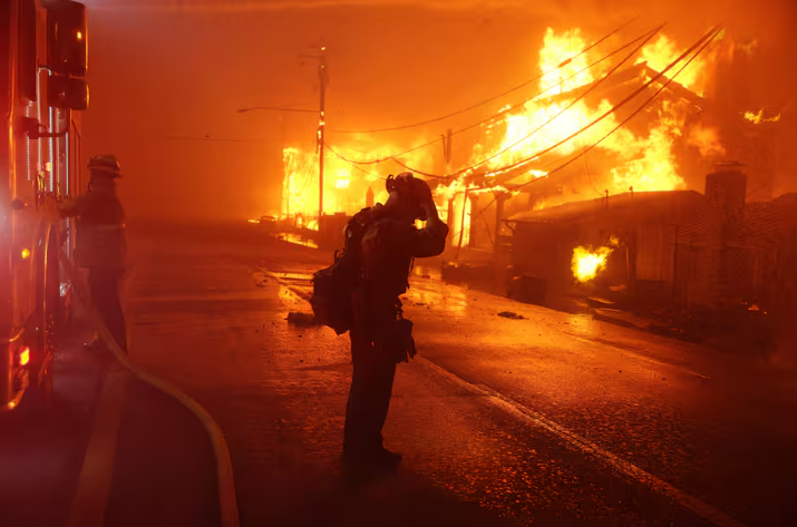 Incendio en Los Ángeles: 30,000 Evacuados y Sin Control
