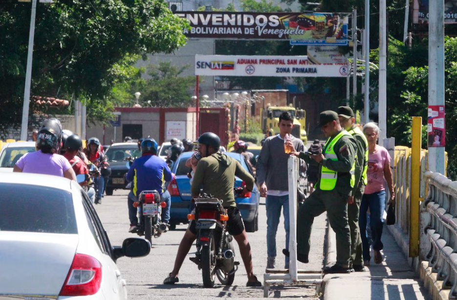 Venezuela cierra la frontera con Colombia por 72 horas