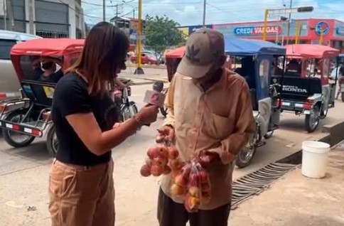 El esfuerzo de un anciano de 95 años para sobrevivir en las calles, vendiendo manzanas