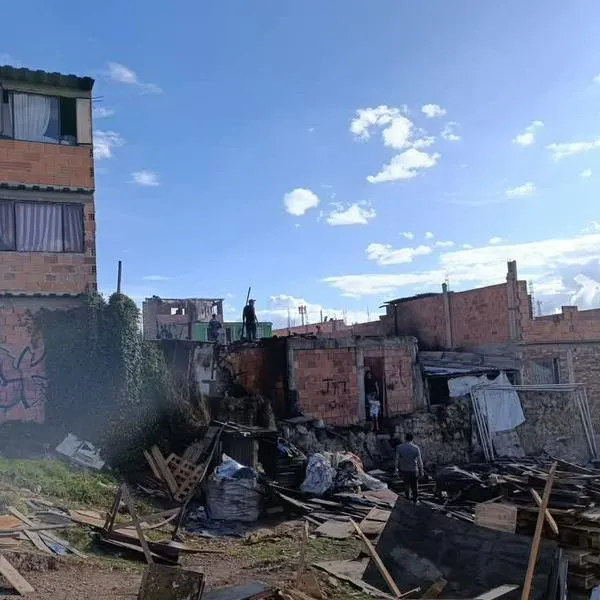 Grave incendio deja dos menores fallecidos y viviendas destruidas