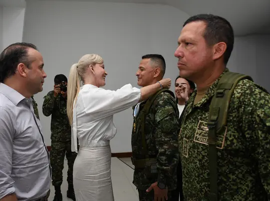Gobernadora del Valle reafirma su apoyo a la Fuerza Pública