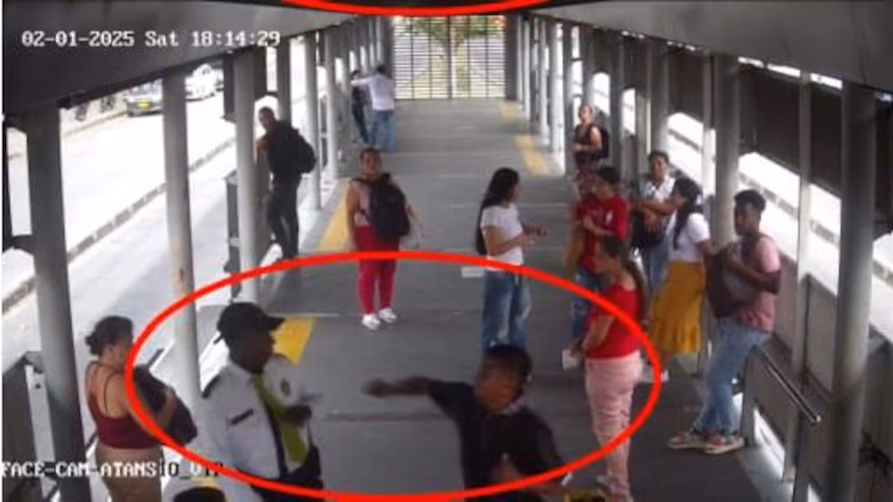 Pelea en estación de transporte público