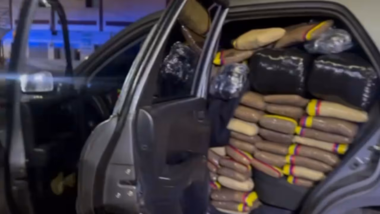 Incautan carro repleto de marihuana, el conductor huyó