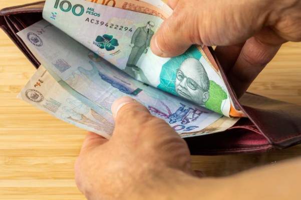 ¿Cómo actuar si recibes un billete falso o roto en Colombia?