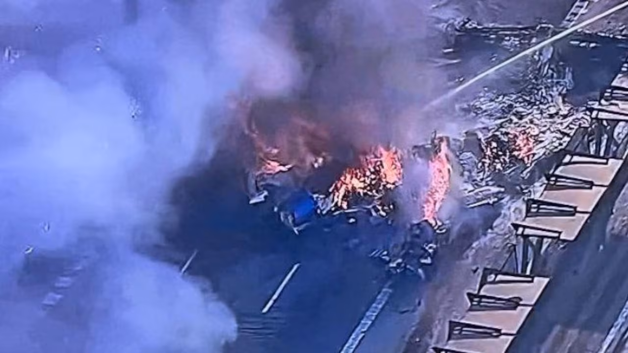 Avioneta choca contra un bus