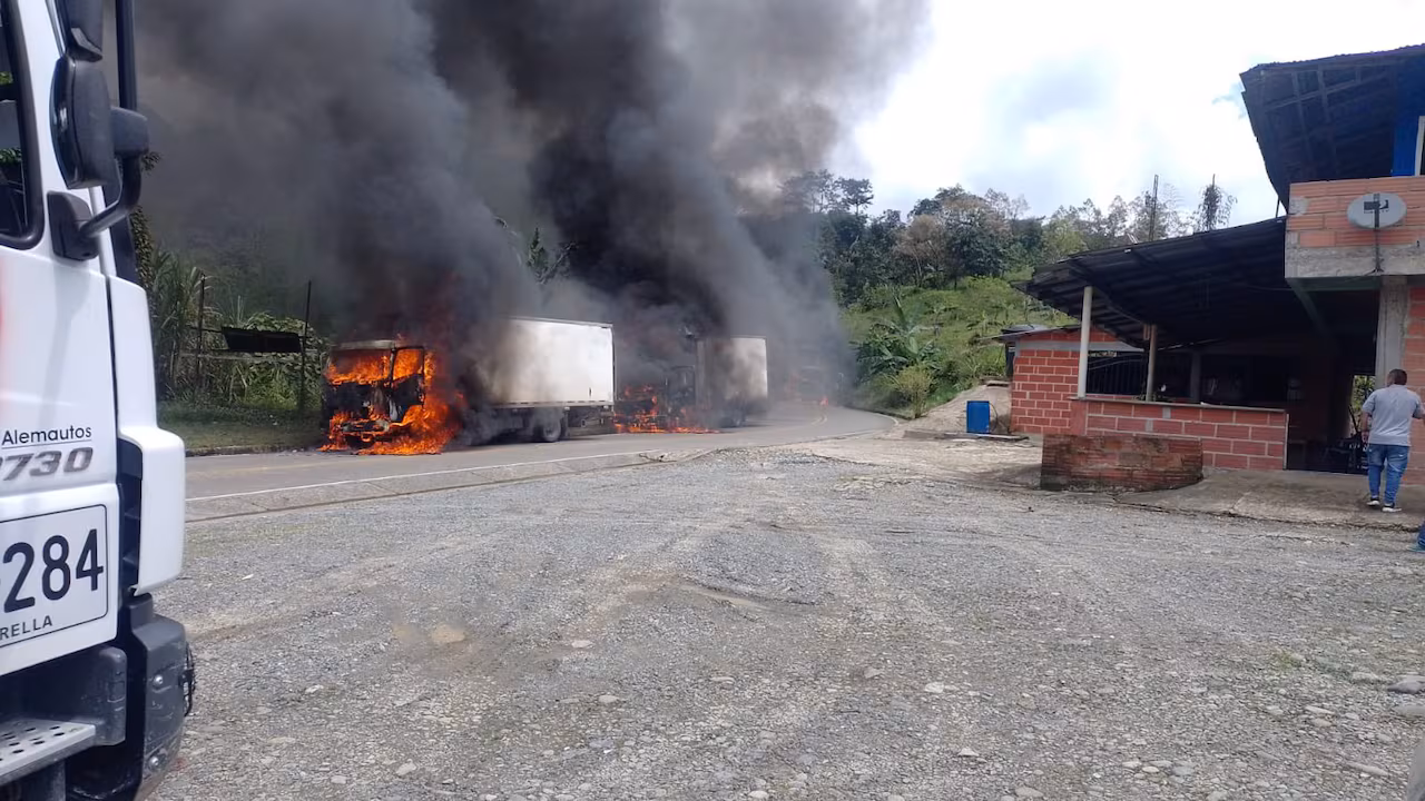 Atentado del ELN incendia, Camiones y afecta, movilidad