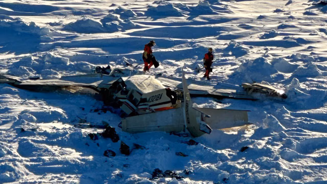 Hallan restos de avión desaparecido con 10 personas a bordo