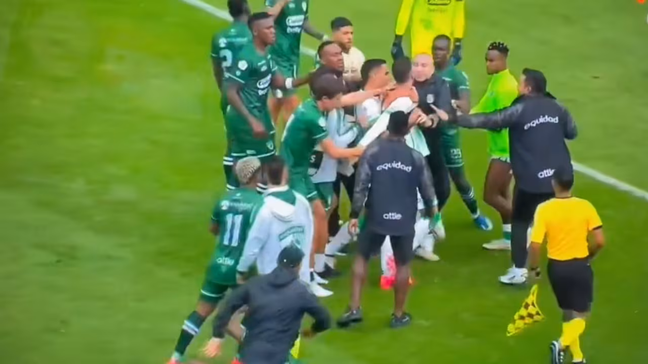 Final de locura en El Campín: pelea y cuatro expulsados