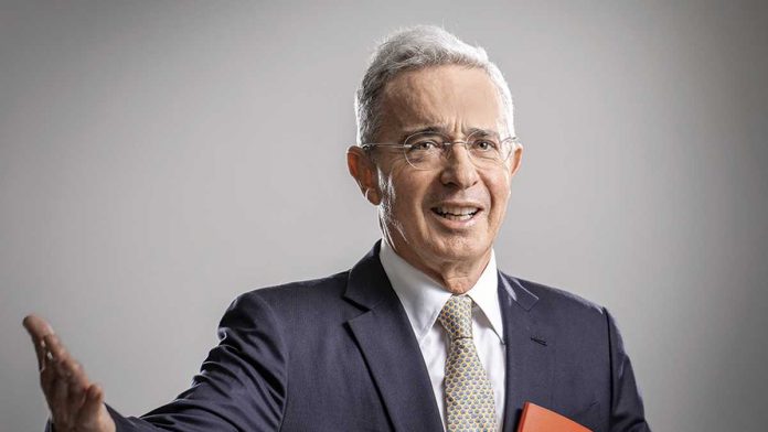 Uribe denuncia a magistrado y menciona a Elon Musk y Trump