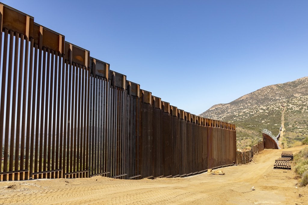 Trump reanuda construcción del muro fronterizo en Tijuana