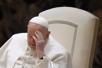 Papa Francisco con ventilación mecánica