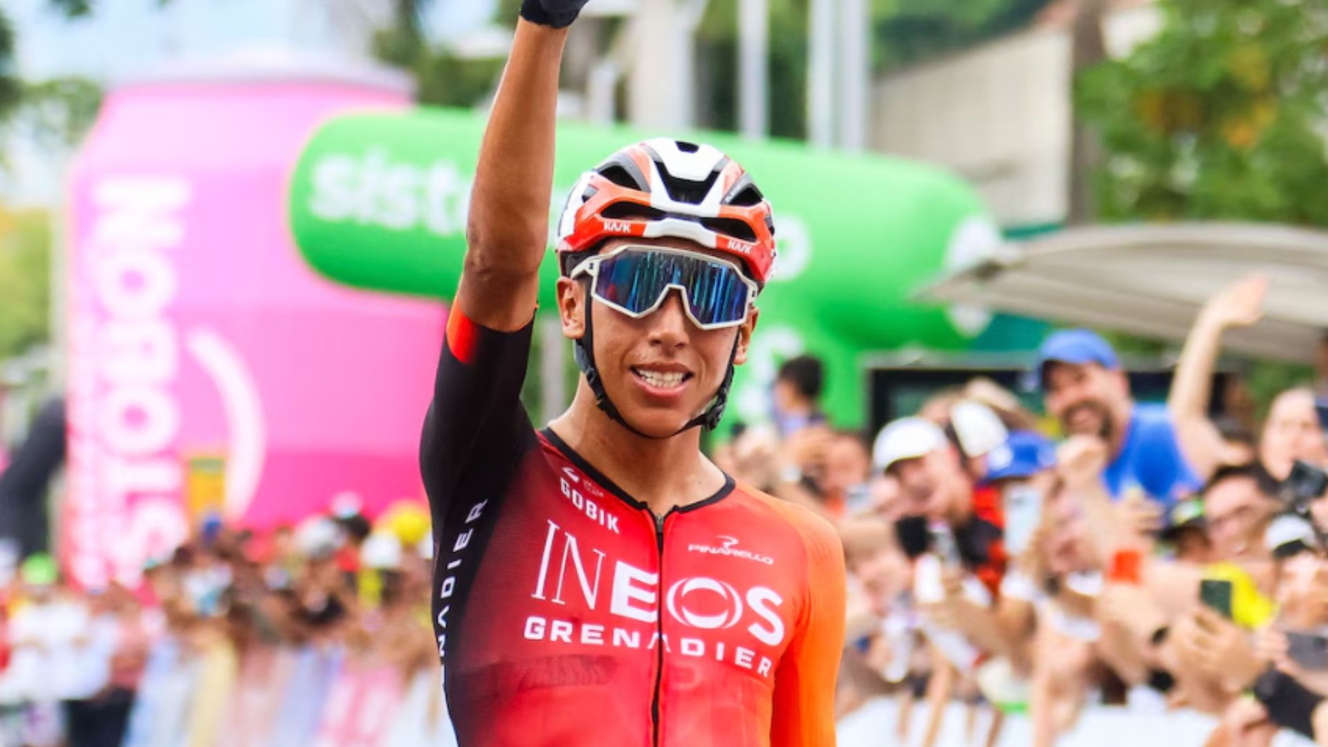 Hermano de Egan Bernal llora tras su consagración en ruta
