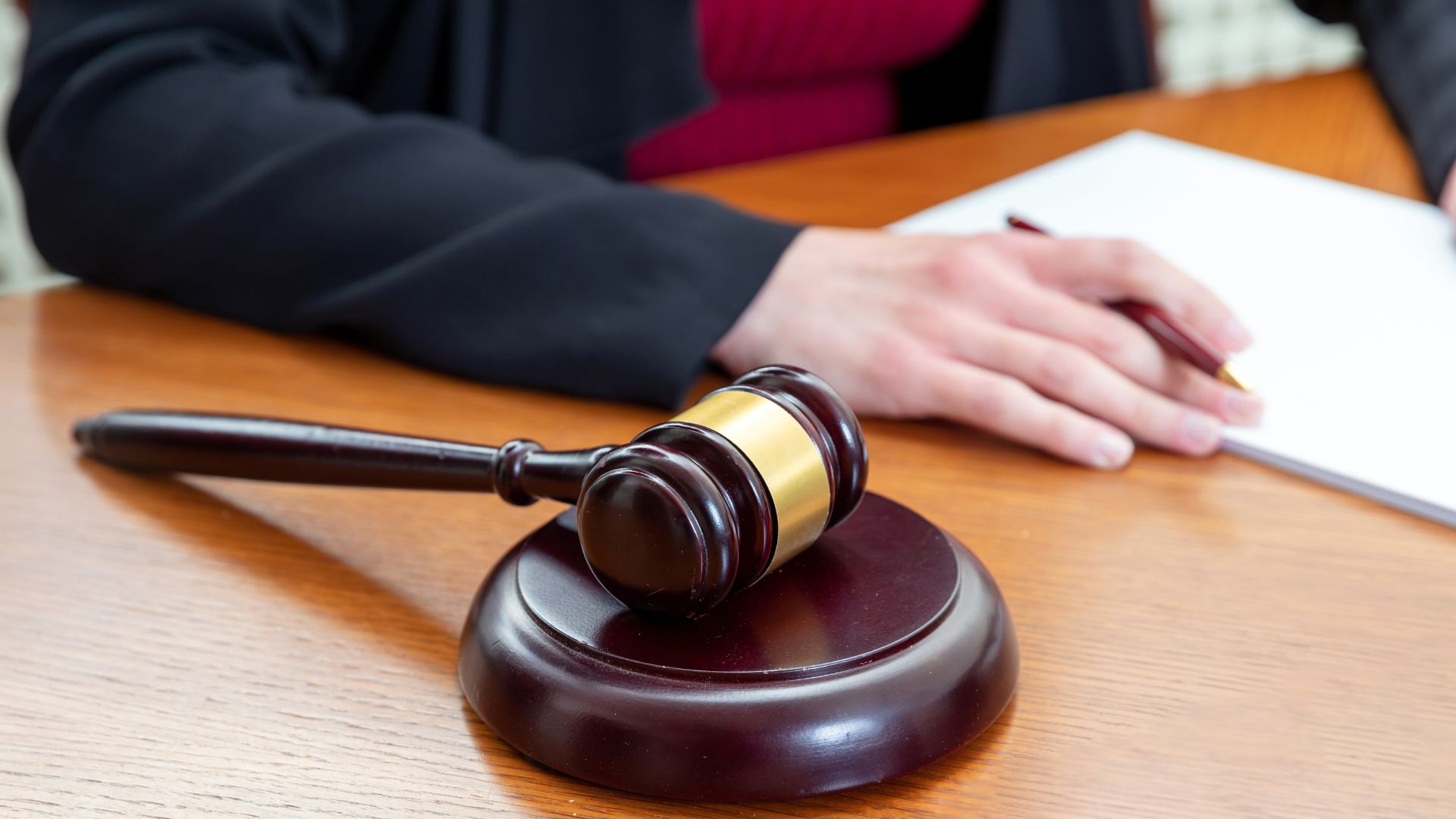 Se disfrazó de abogado, disparó en tribunal y huyó