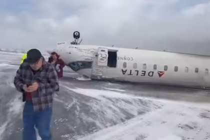 Un avión termina boca arriba tras estrellarse
