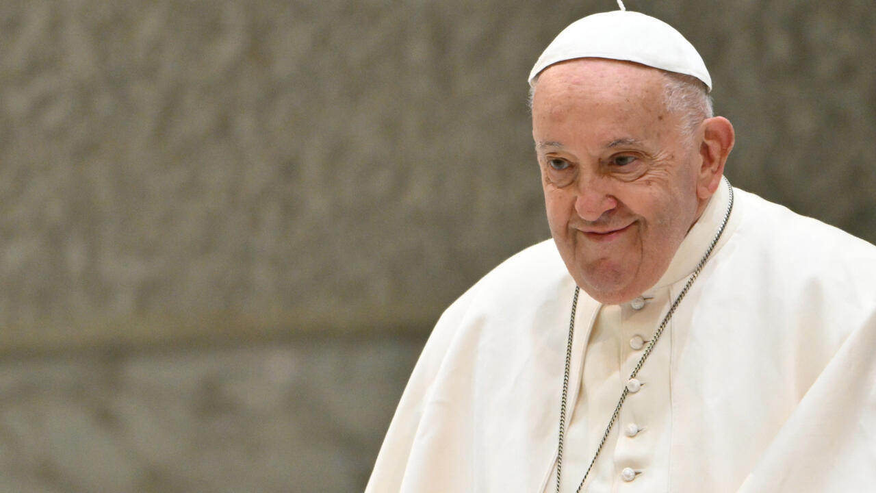 Papa Francisco estable tras 20 días hospitalizado por neumonía