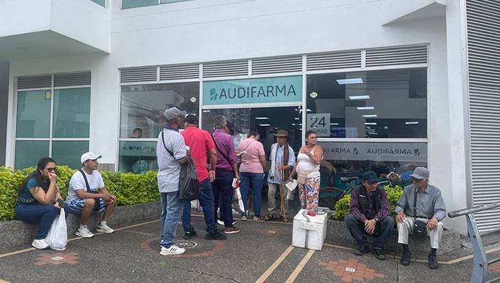 Largas esperas para reclamar medicamentos en Armenia