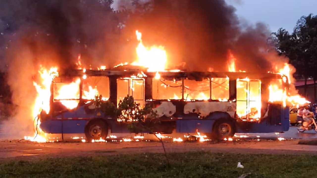 Incendio de bus del MÍO en cali durante día cívico