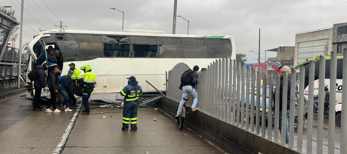 Bus arrasa con siete vehículos en Bogotá