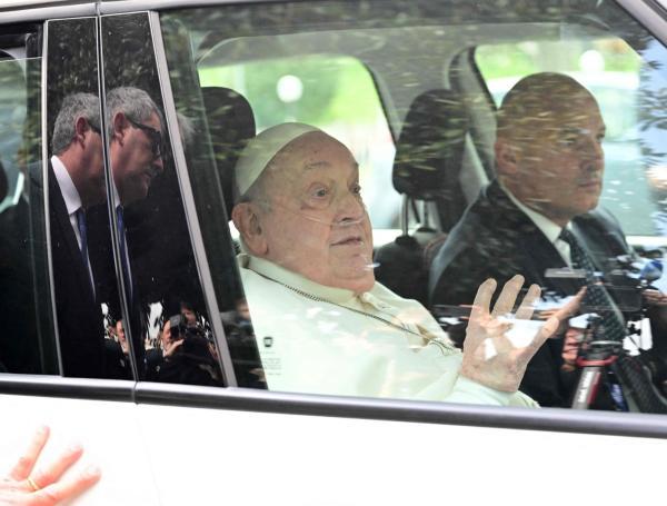 Papa Francisco reaparece tras grave neumonía