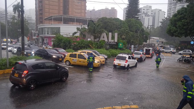 Emergencia por lluvias en Cali deja calles inundadas y caos vial