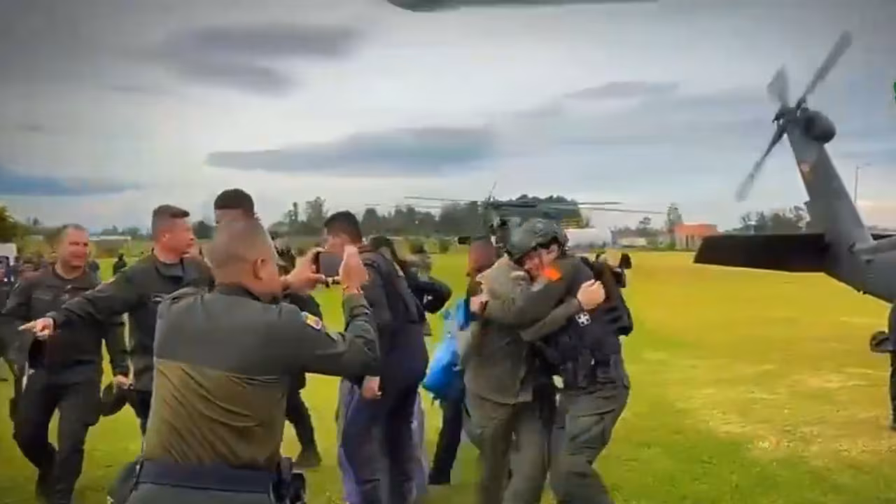 Emotiva llegada de policías secuestrados al comando de Popayán