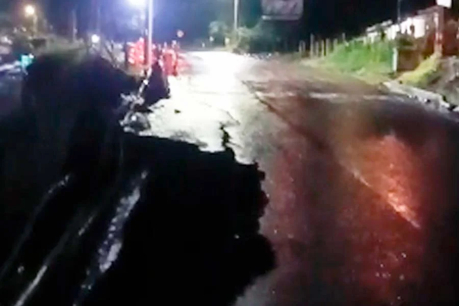 Emergencia vial por pérdida de banca en vía del Quindío