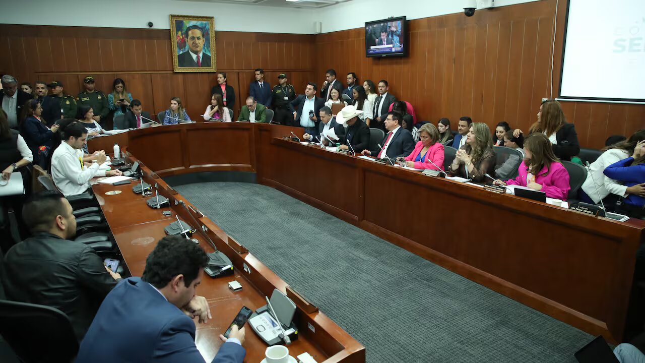 Senado hunde la reforma laboral y consulta popular crece