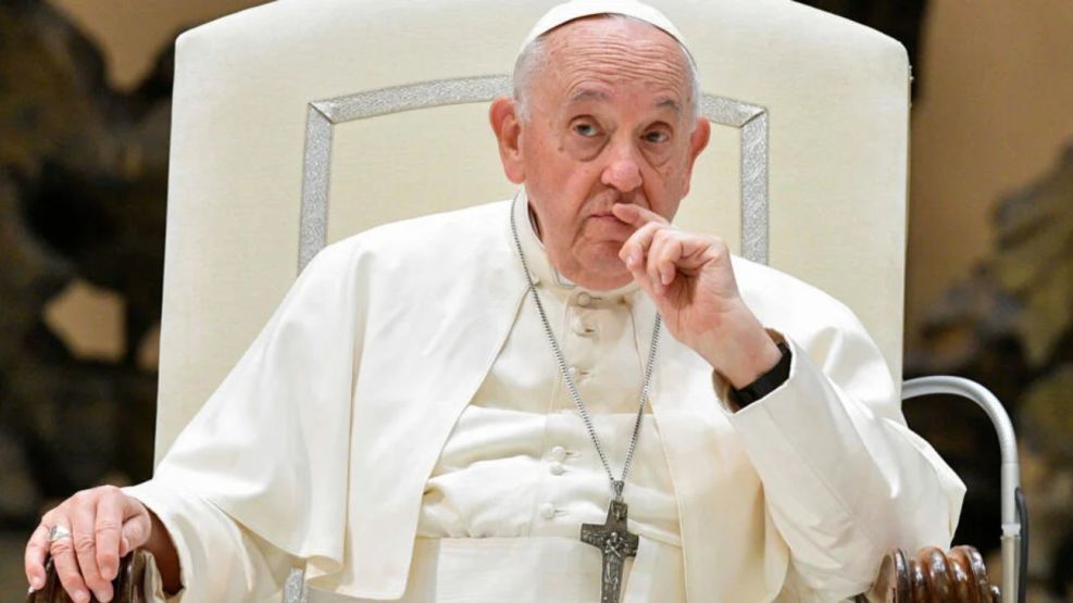 El papa Francisco mejora tras crisis respiratoria