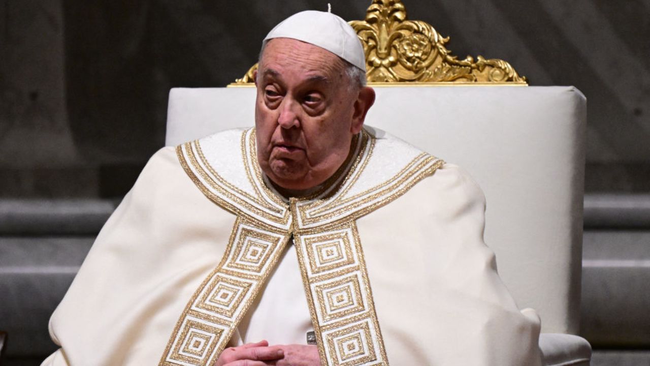 El papa Francisco estable tras sufrir problemas respiratorios