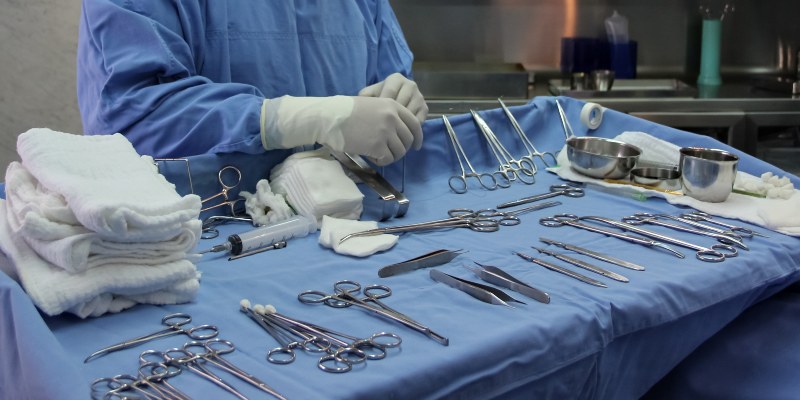 Condena a 11 médicos por fraude en títulos de cirugía plástica