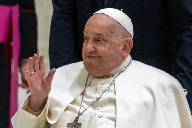 El papa Francisco sigue estable tras sufrir insuficiencia respiratoria