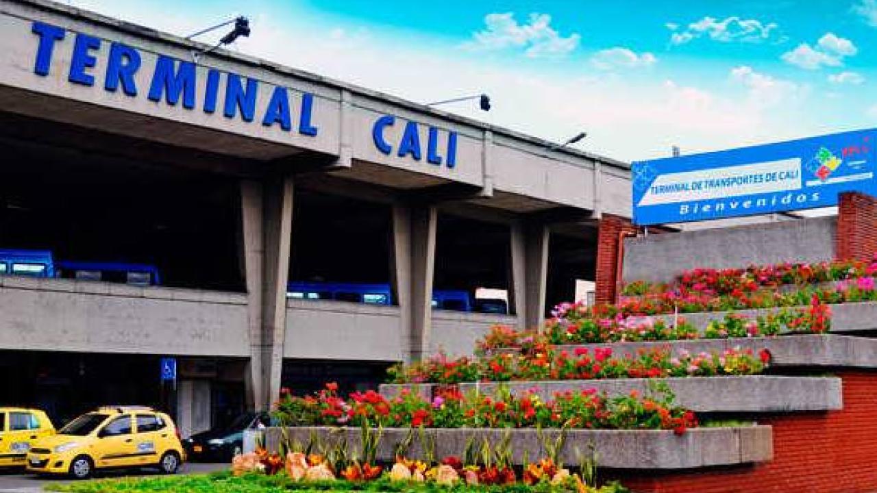 Conmoción en la terminal de Cali: Prófugo ataca a policías