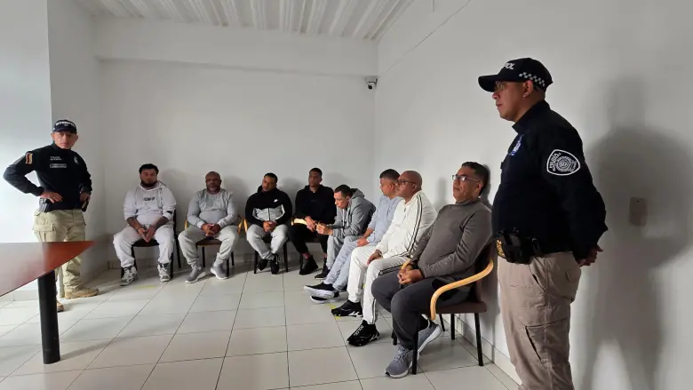 Ocho colombianos, incluido exfutbolista, extraditados a EE. UU.