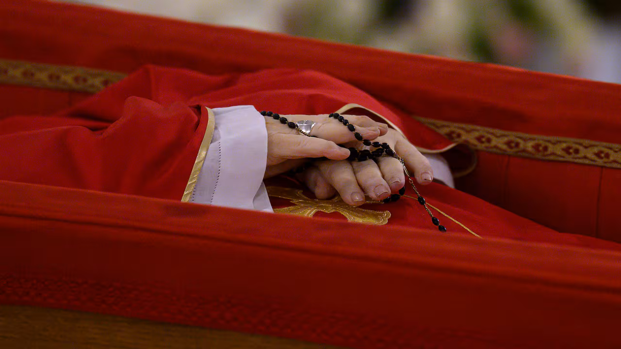 Papa Francisco: el Vaticano publica imágenes de su féretro