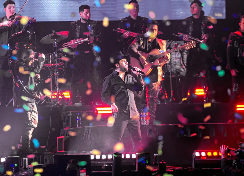 México prohíbe narcocorridos y el caos estalla en concierto