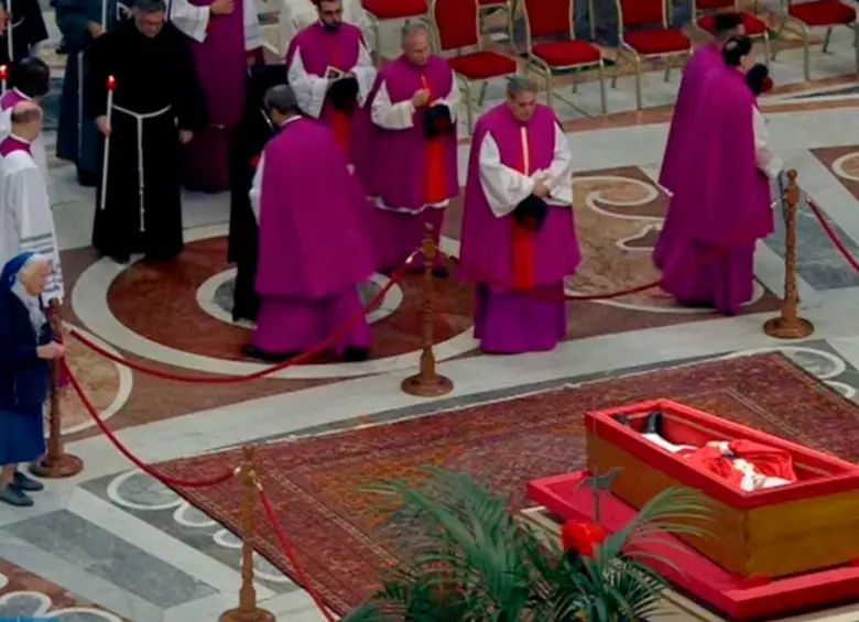 Monja rompe protocolo en funeral del papa Francisco