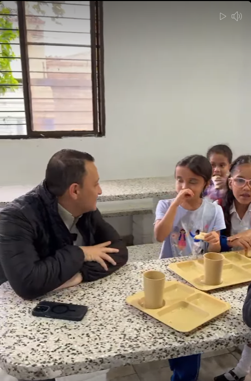 Entregan kits escolares a estudiantes afectados