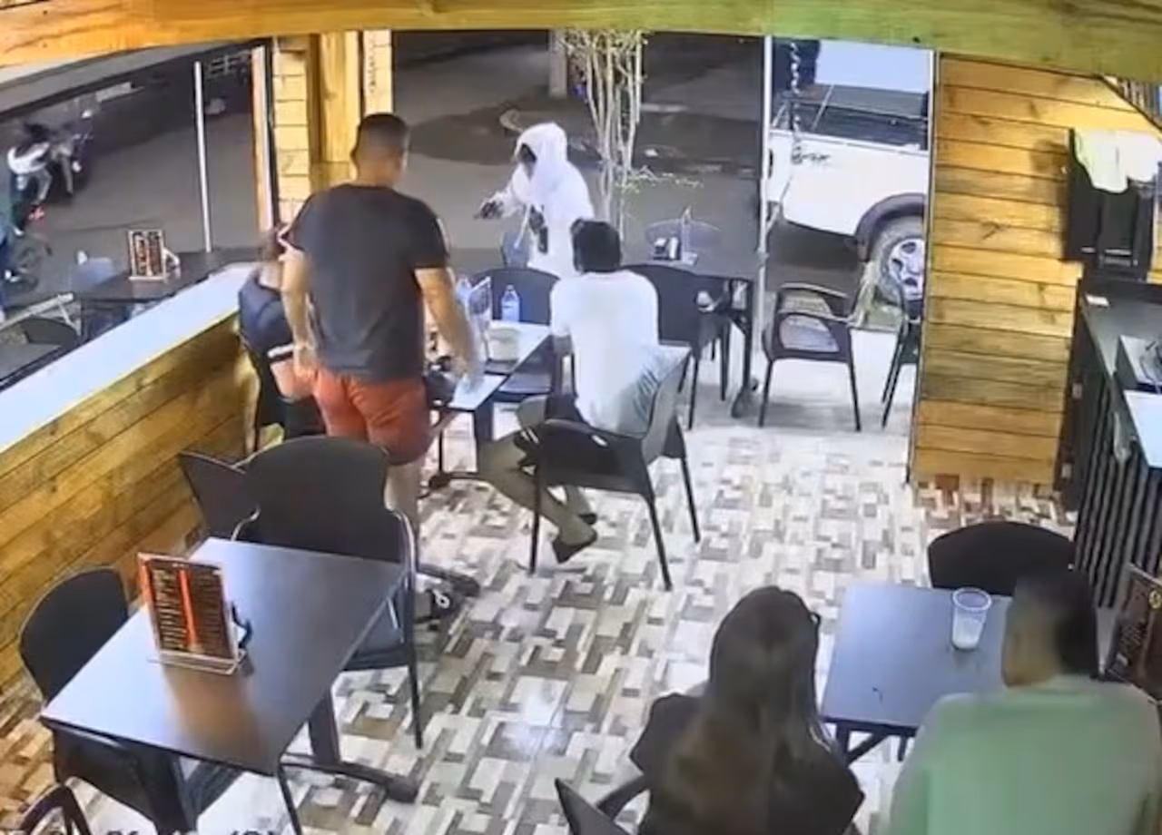 Cliente se enfrenta a disparos en restaurante
