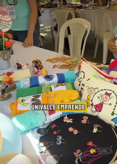 Apoyo a emprendedores en feria de Univalle
