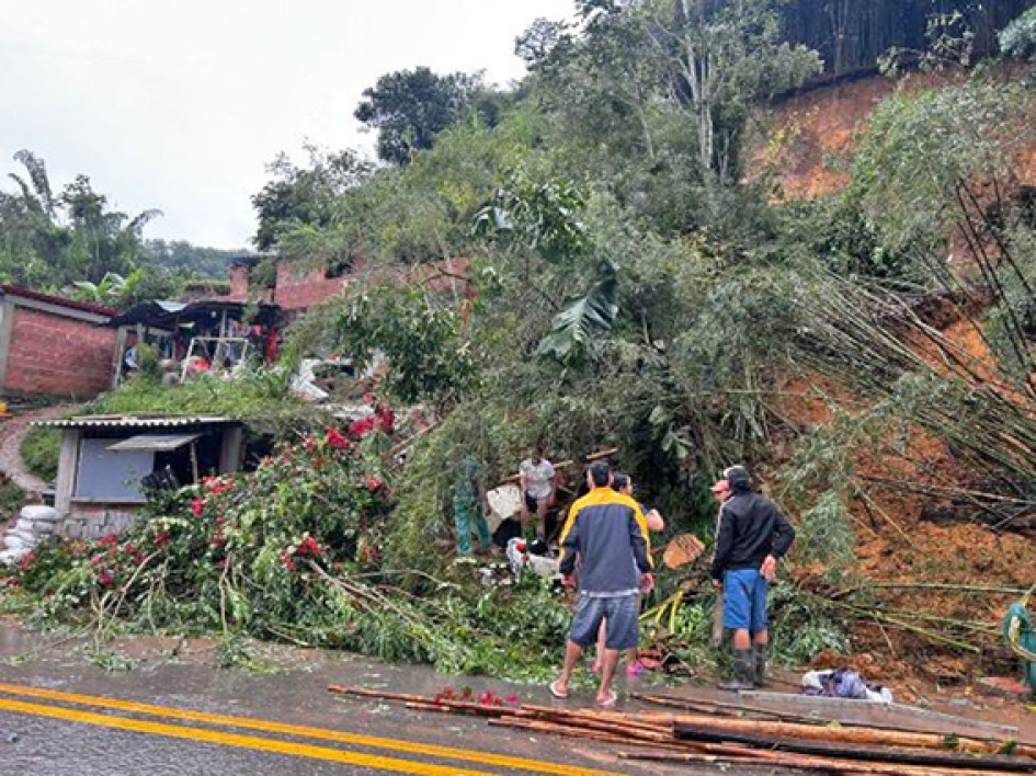 Derrumbes en Caldas dejan víctima y destrucción