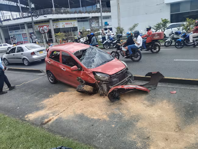Conductor arrolla a dos personas y causa revuelo