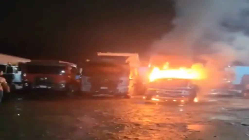 Grave ataque deja vehículos incinerados en importante vía