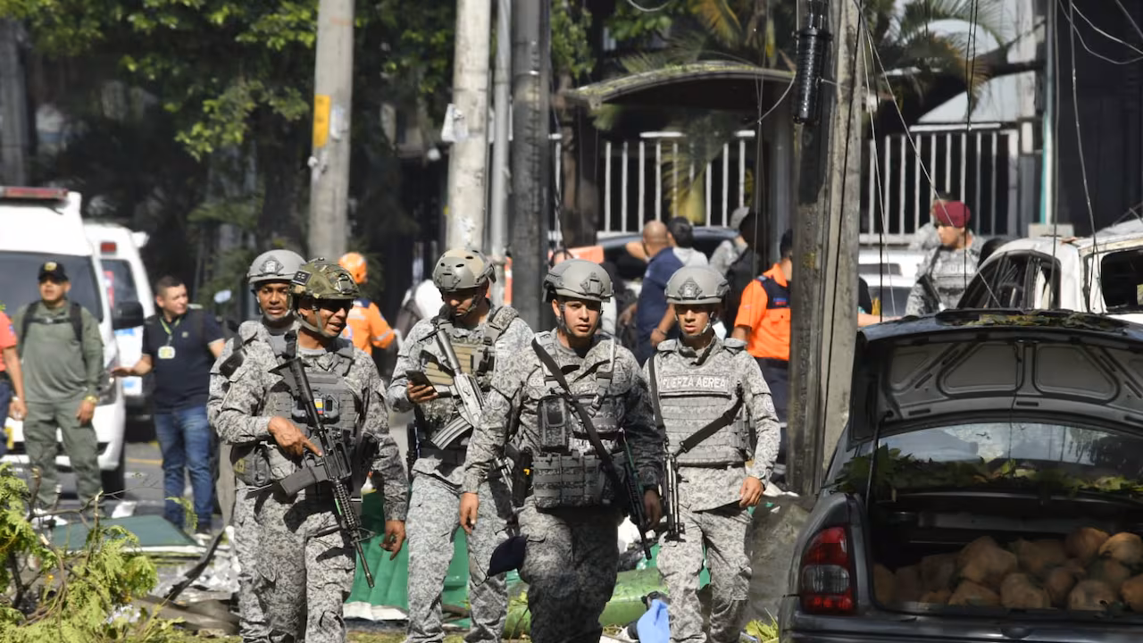 El atentado frente a base aérea deja saldo trágico